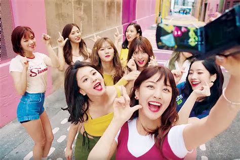 LIKEY (TWICE .
